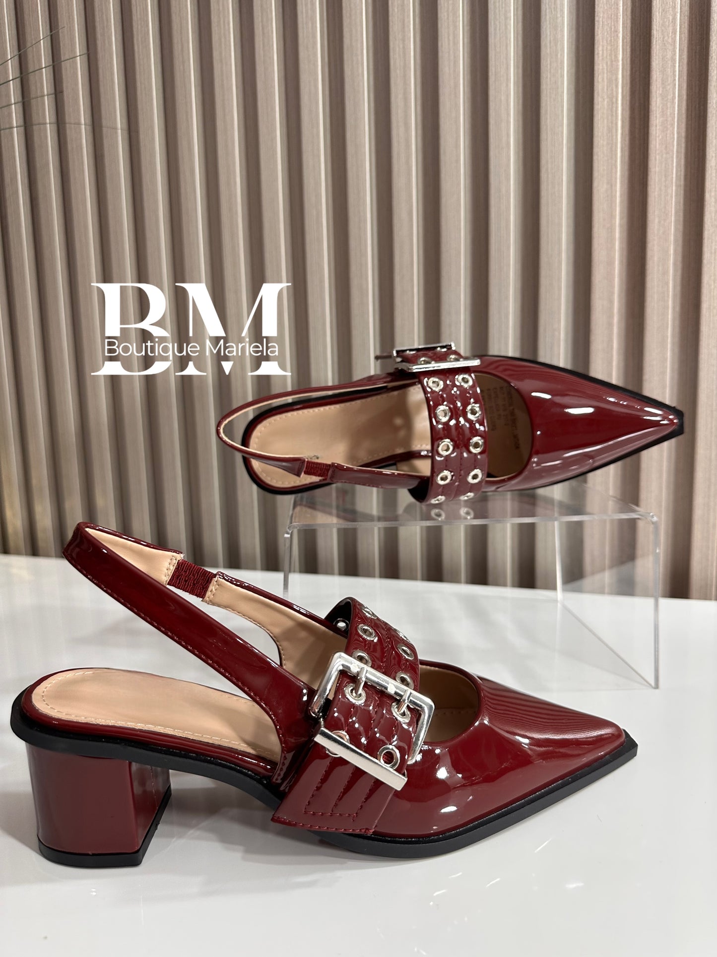 Zapatos punta burdeo