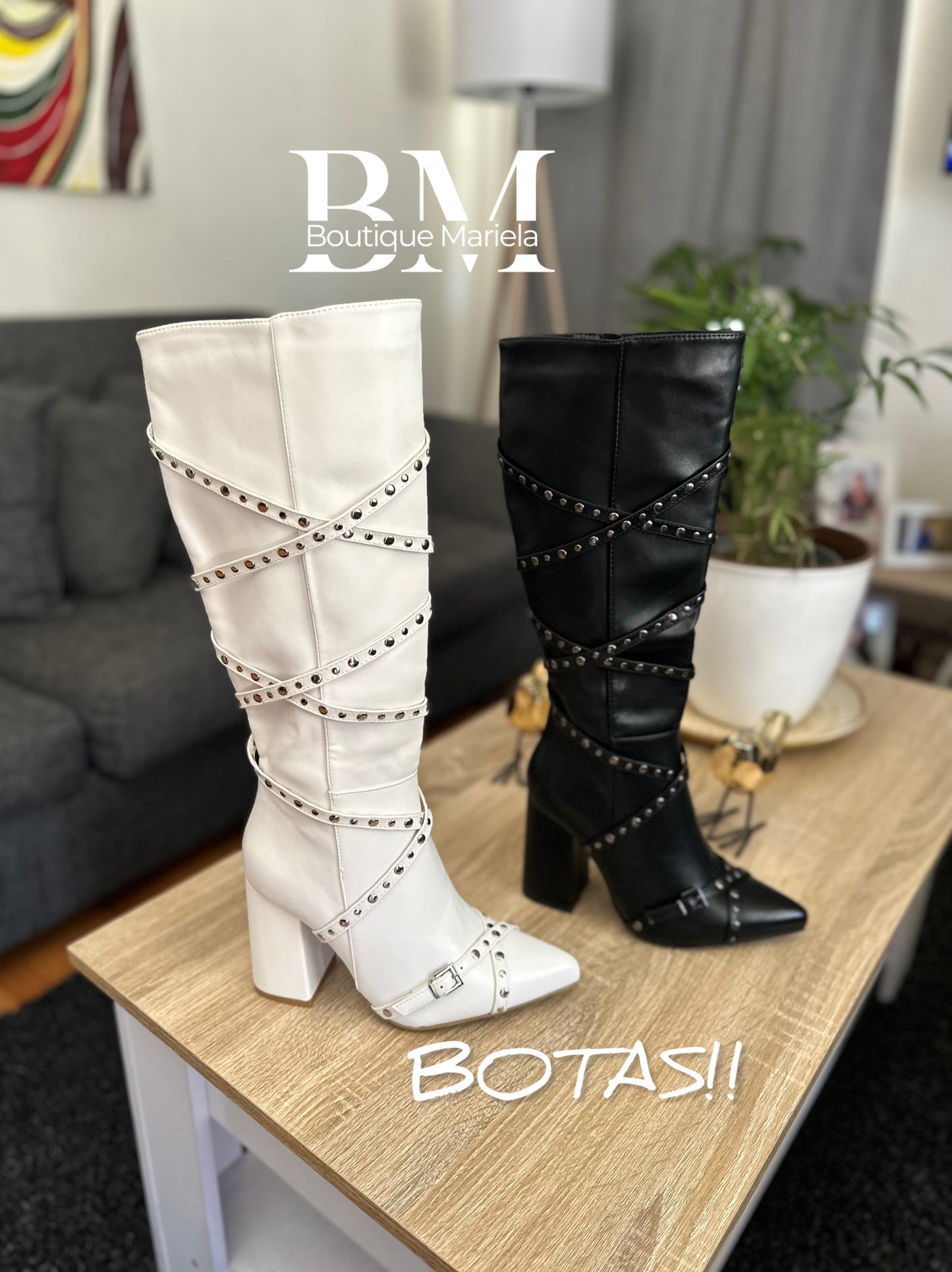 Botas Negras Correa y Tachas